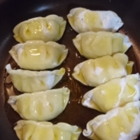 少なめの油で 冷凍餃子の揚げ方 揚げ餃子 レシピ 作り方 By Taka Tt 楽天レシピ 少なめの油で 冷凍餃子の揚げ方 揚げ餃子 レシピ 作り方 By Taka Tt 楽天レシピ